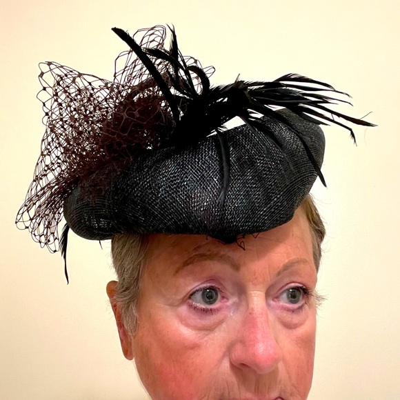 Stunning Fascinator hat with rolled brim, feathers & netting. - Picture 1 of 3
